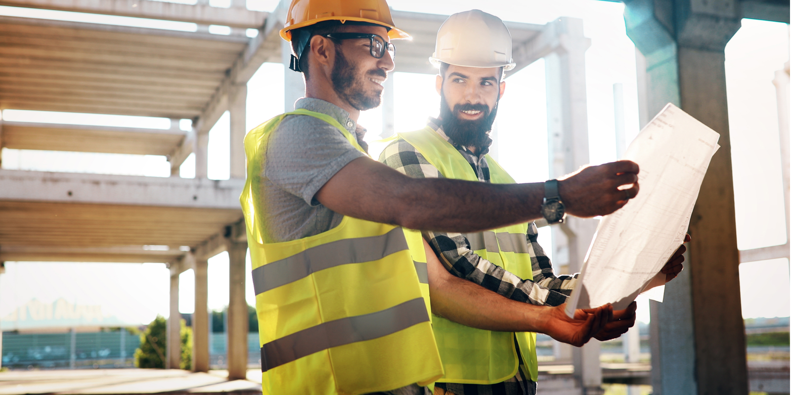 Empleados de un negocio de construccion trabajando en el area.